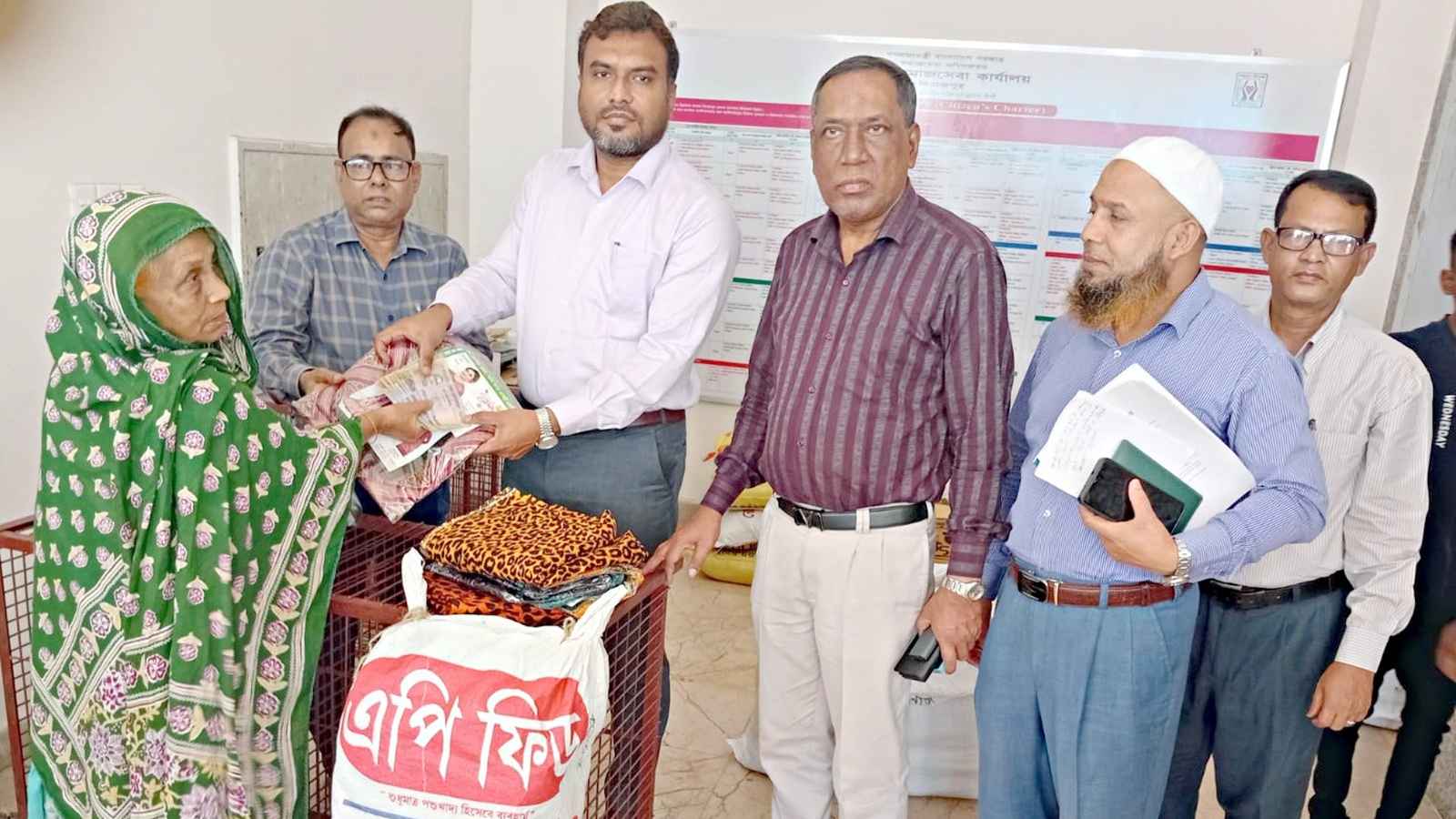 দিনাজপুরে ১০ ভিক্ষুককে পুনর্বাসনের লক্ষ্যে মালামাল ও অর্থ বিতরণ