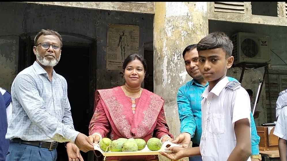 কোটচাঁদপুরে শিক্ষার্থীদের মাঝে আম বিতরণ উৎসব