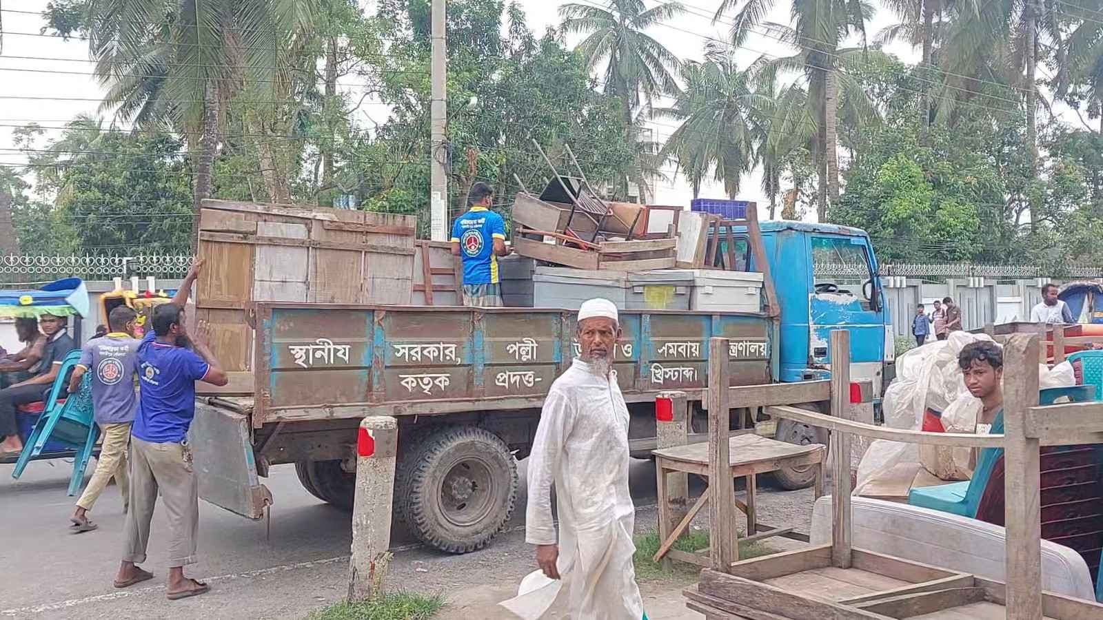 মাদারীপুর শহরের শকুনি লেকের সৌন্দর্য ফেরাতে উচ্ছেদ যৌথ অভিযান