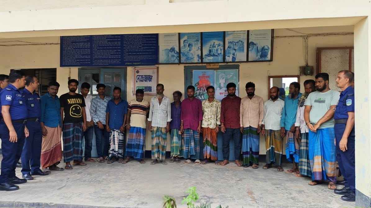 নেত্রকোনায় ষাঁড়ের লড়াইয়ের আড়ালে জুয়া, আটক ১৫