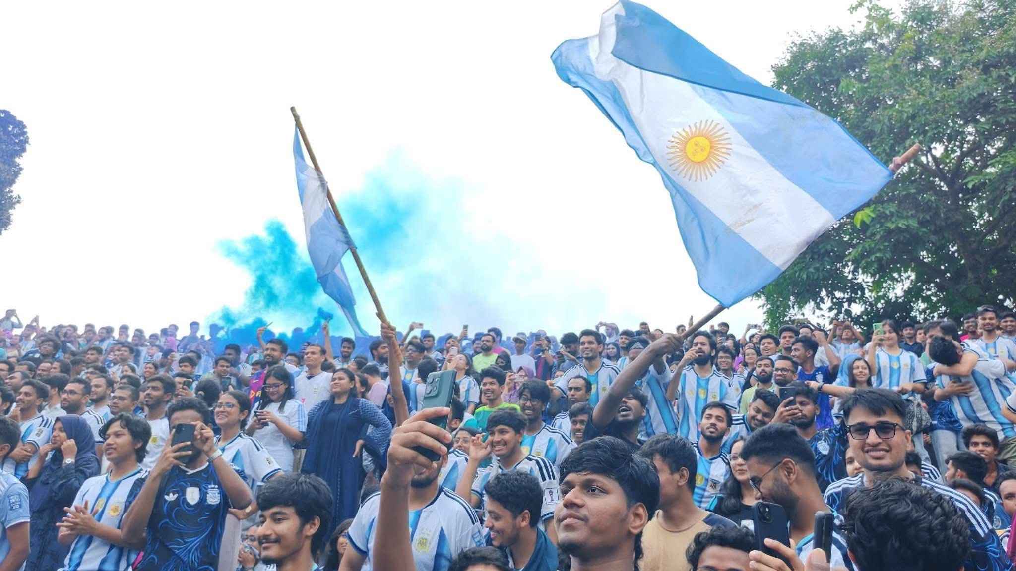 মেসির হ্যাট্রিকে আর্জেন্টিনার জয়, জাবির মুক্তমঞ্চে শিক্ষার্থীদের ঢল