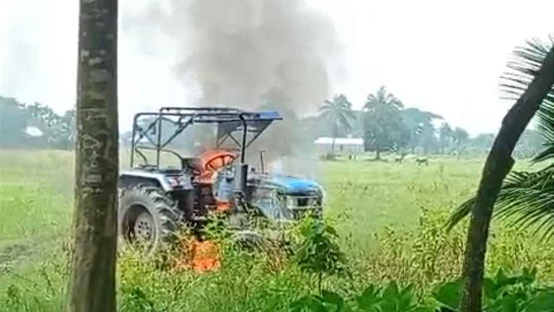 কৃষকের ট্রাক্টরটির কিস্তিও শেষ হয়নি, পুড়িয়ে দিলো বিএনপির লোকজন
