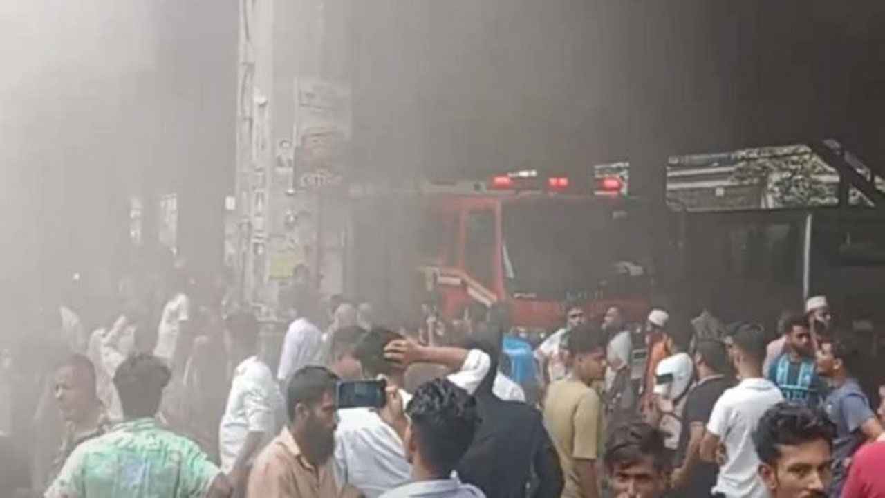 মিরপুরের পূরবী মার্কেটে আগুন, নিয়ন্ত্রণে ২ ইউনিট