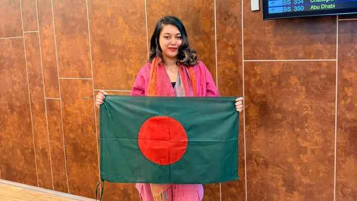 ফিফা বিশ্বকাপের মঞ্চে বাংলাদেশের পতাকা হাতে ফারজিন গনি
