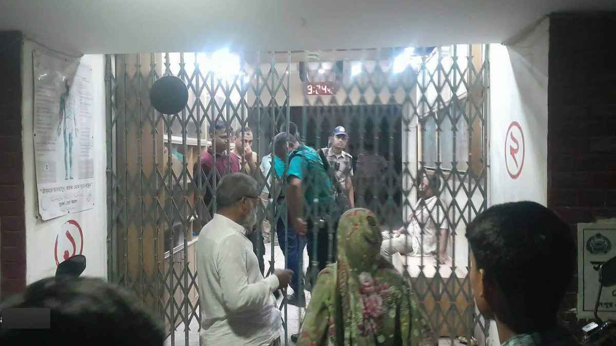থানায় স্বেচ্ছাসেবক দল নেতাকে মারধরের ঘটনায় ১১ পুলিশ সদস্য বরখাস্ত