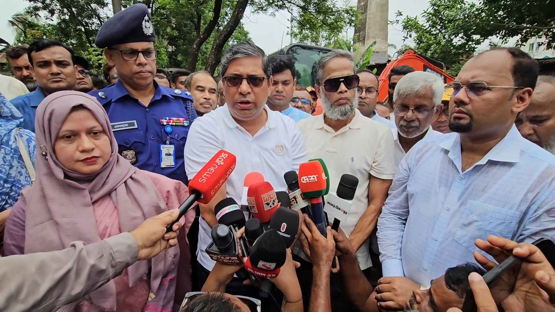খাল উদ্ধার কার্যক্রম পরিদর্শনে গিয়ে ক্ষুব্ধ প্রতিমন্ত্রী