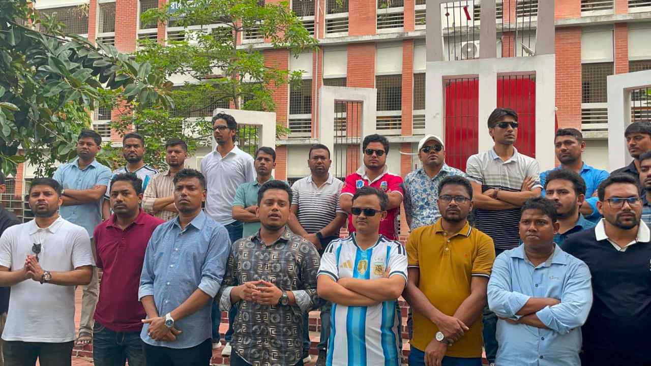 ছাত্রশিবিরের বিরুদ্ধে ঢাকা কলেজ ছাত্রদলের বিক্ষোভ