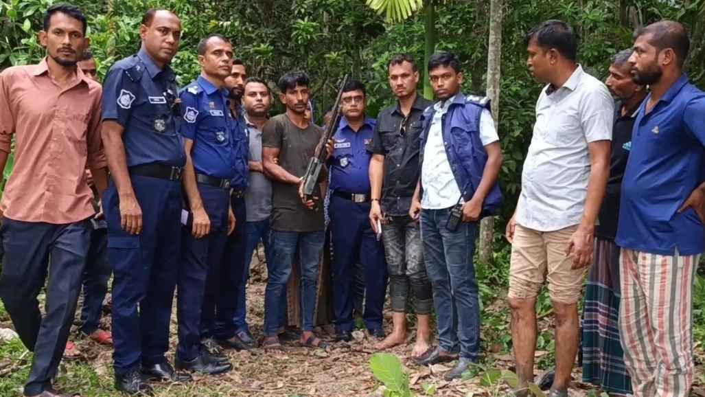 মোবাইল ফোনে শটগানের ছবি দেখে বাড়িতে অভিযান, অস্ত্র জব্দ, যুবক আটক