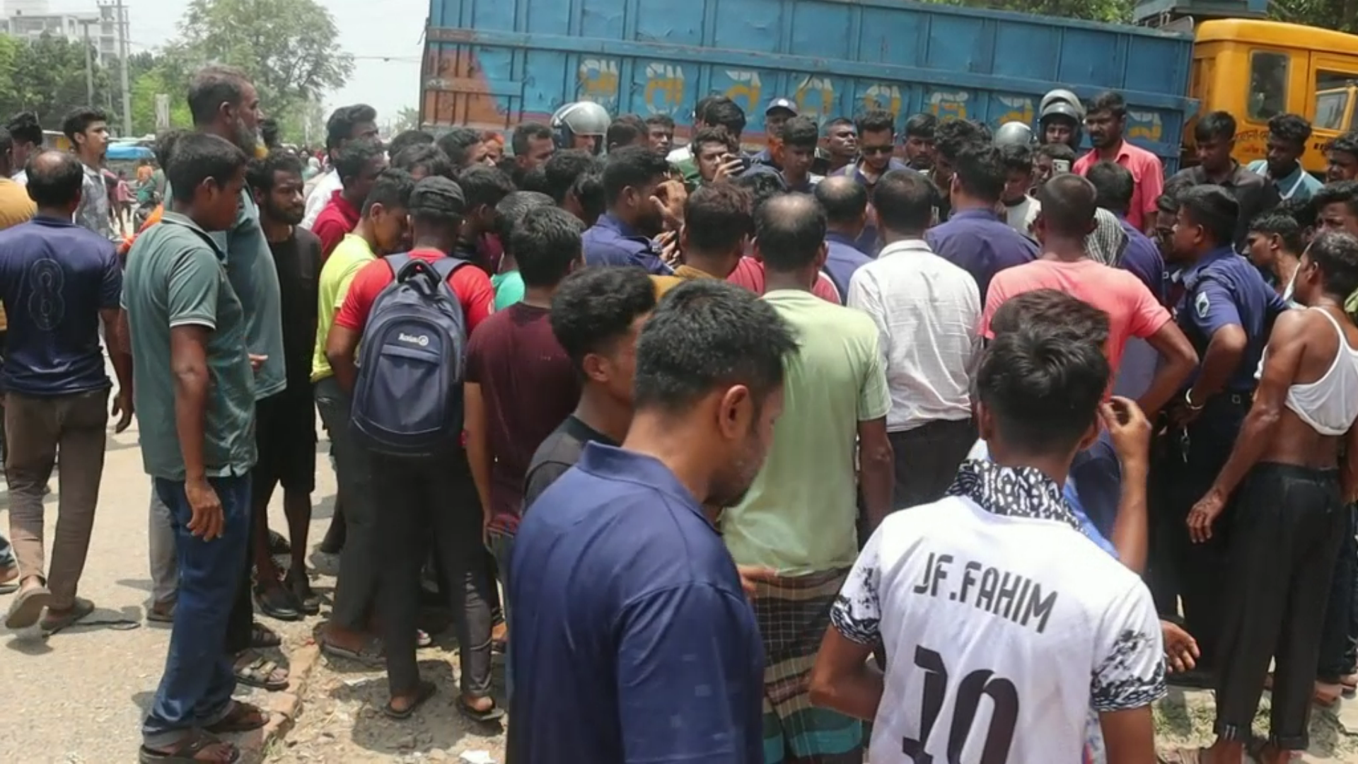 নওগাঁয় বাসের ধাক্কায় অটোরিকশা যাত্রী নিহত, সড়ক অবরোধ 