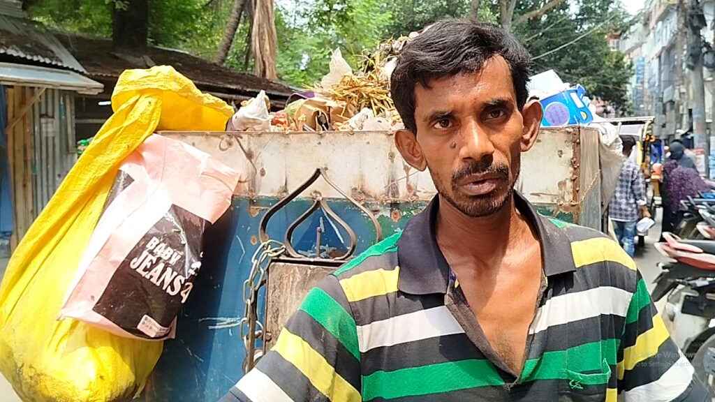 ‘আবর্জনায়’ সন্তানের ভবিষ্যৎ খোঁজেন আরমান