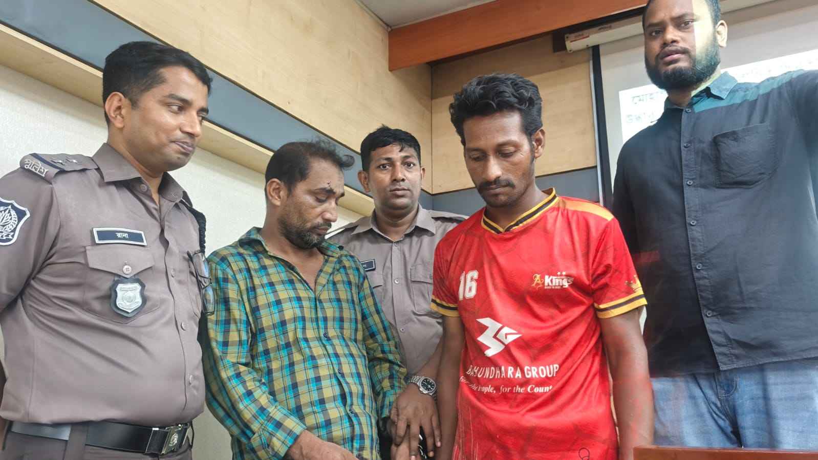 মোহাম্মদপুরে অস্ত্র ঠেকিয়ে ছিনতাই: নারায়ণগঞ্জ থেকে মূলহোতা গ্রেফতার