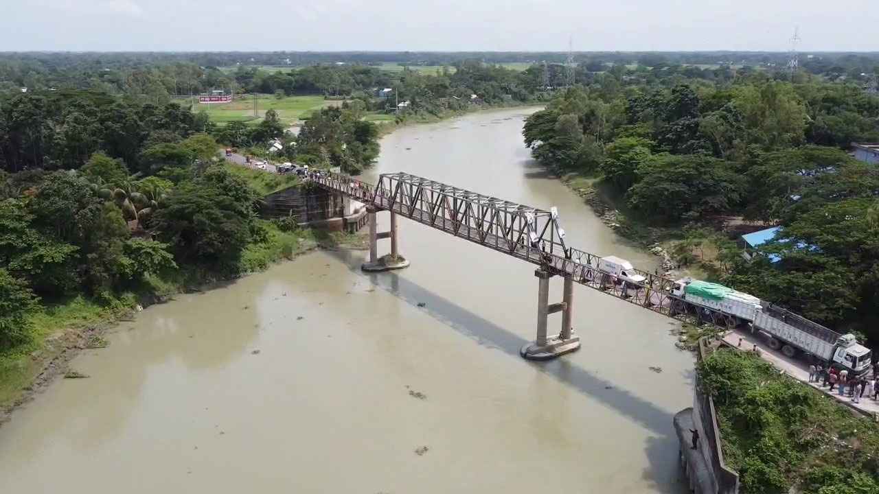 মুন্সিগঞ্জে ঝুঁকিপূর্ণ বেইলি ব্রিজে বাড়ছে জনদুর্ভোগ