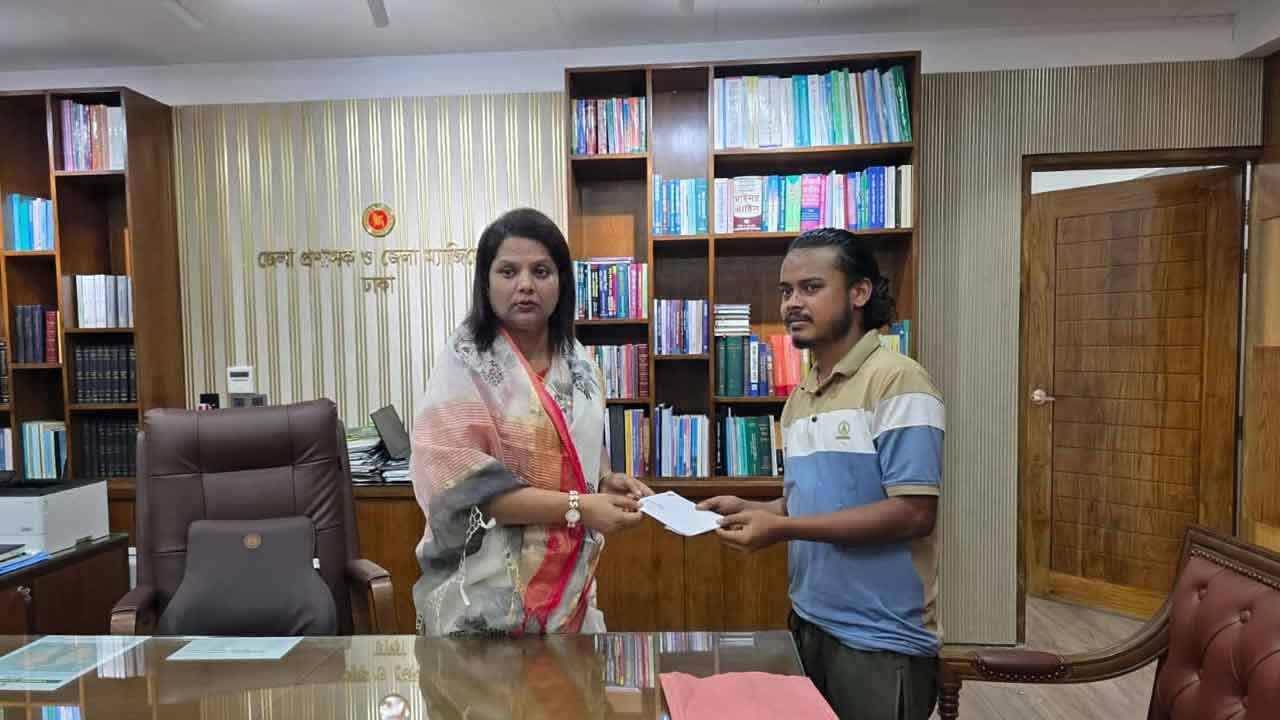 জুলাই গণঅভ্যুত্থানে গুলিবিদ্ধ সুজনের পাশে দাঁড়ালেন ঢাকার ডিসি