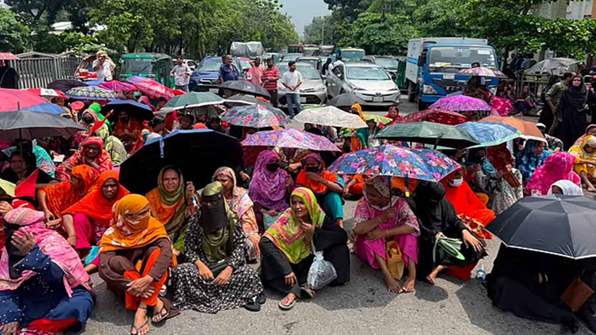 পোশাক শ্রমিকদের অবরোধে অচল তেজগাঁও, বিকল্প সড়ক ব্যবহারের অনুরোধ