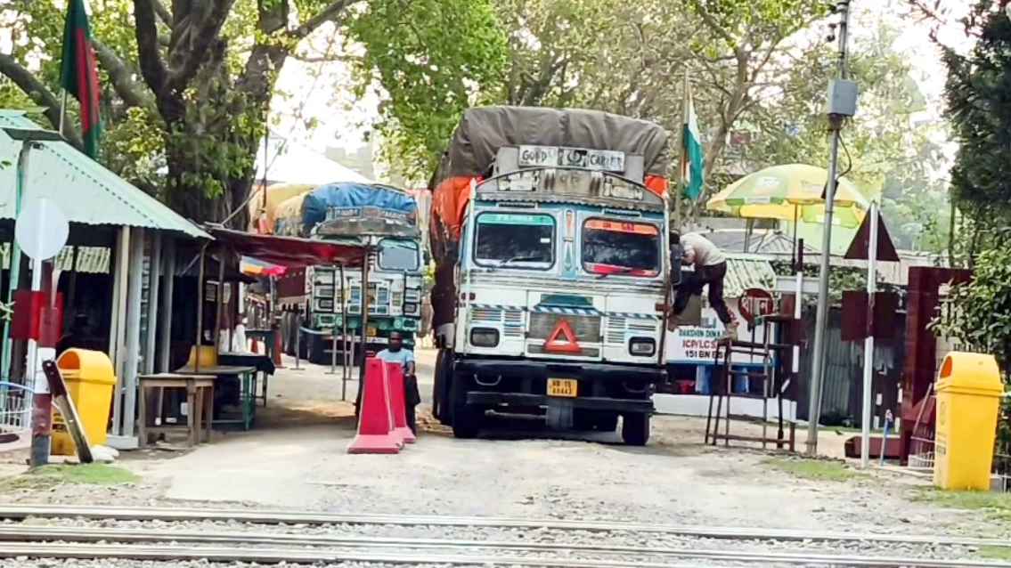 টানা ৭ দিন বন্ধের পর হিলি বন্দরে আমদানি-রফতানি শুরু