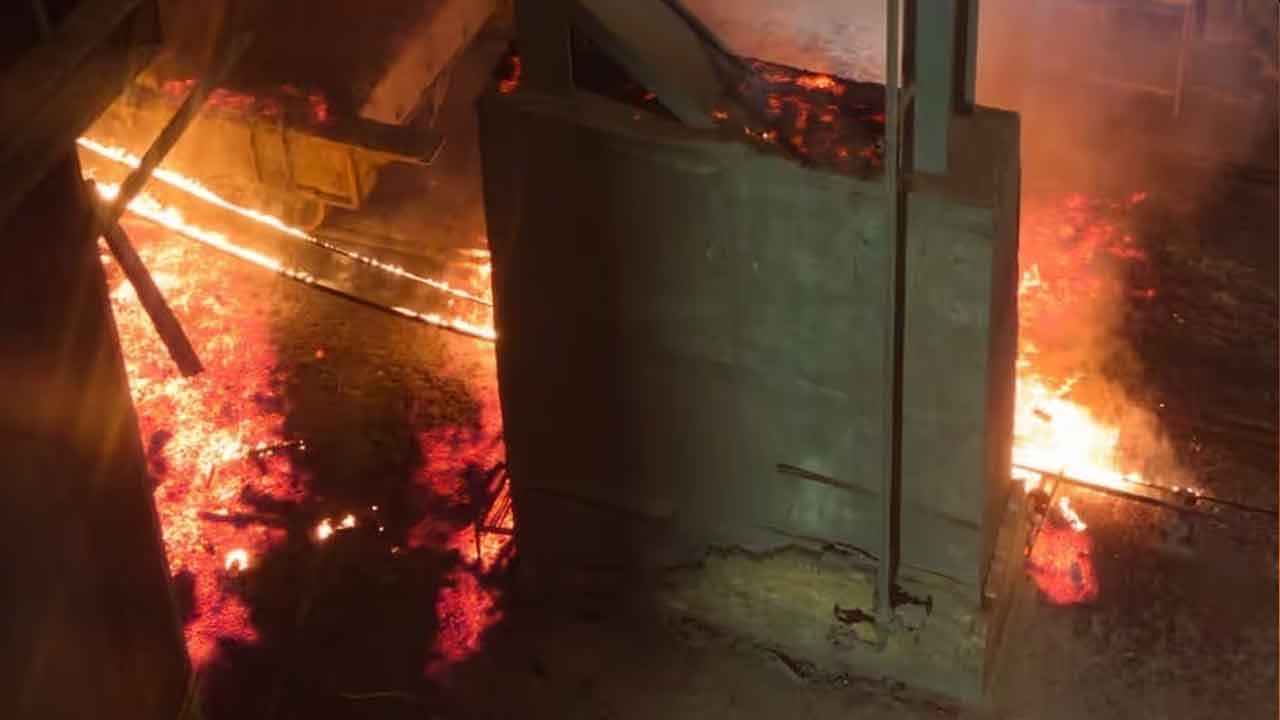 ভারতে কারখানার তপ্ত গলিত লোহা পড়ে দগ্ধ হয়ে ৮ শ্রমিকের মৃত্যু
