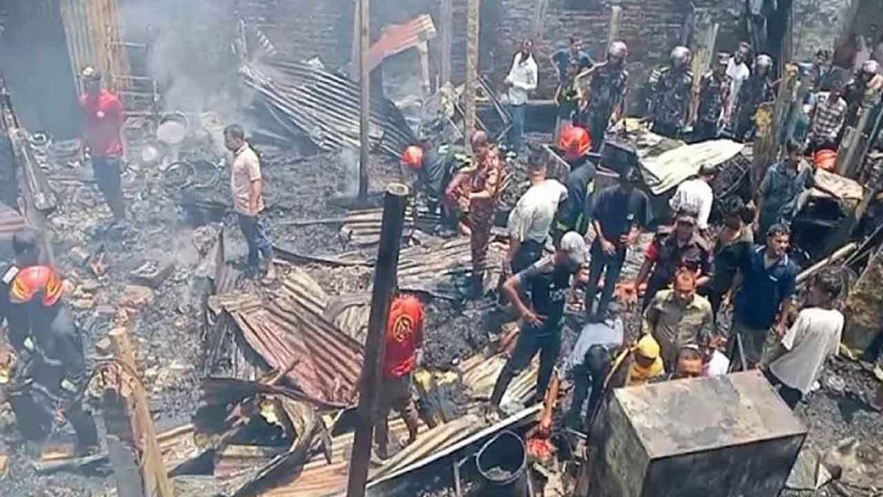 চট্টগ্রামে অগ্নিকাণ্ডে পুড়ে ছাই ১০ বসতঘর