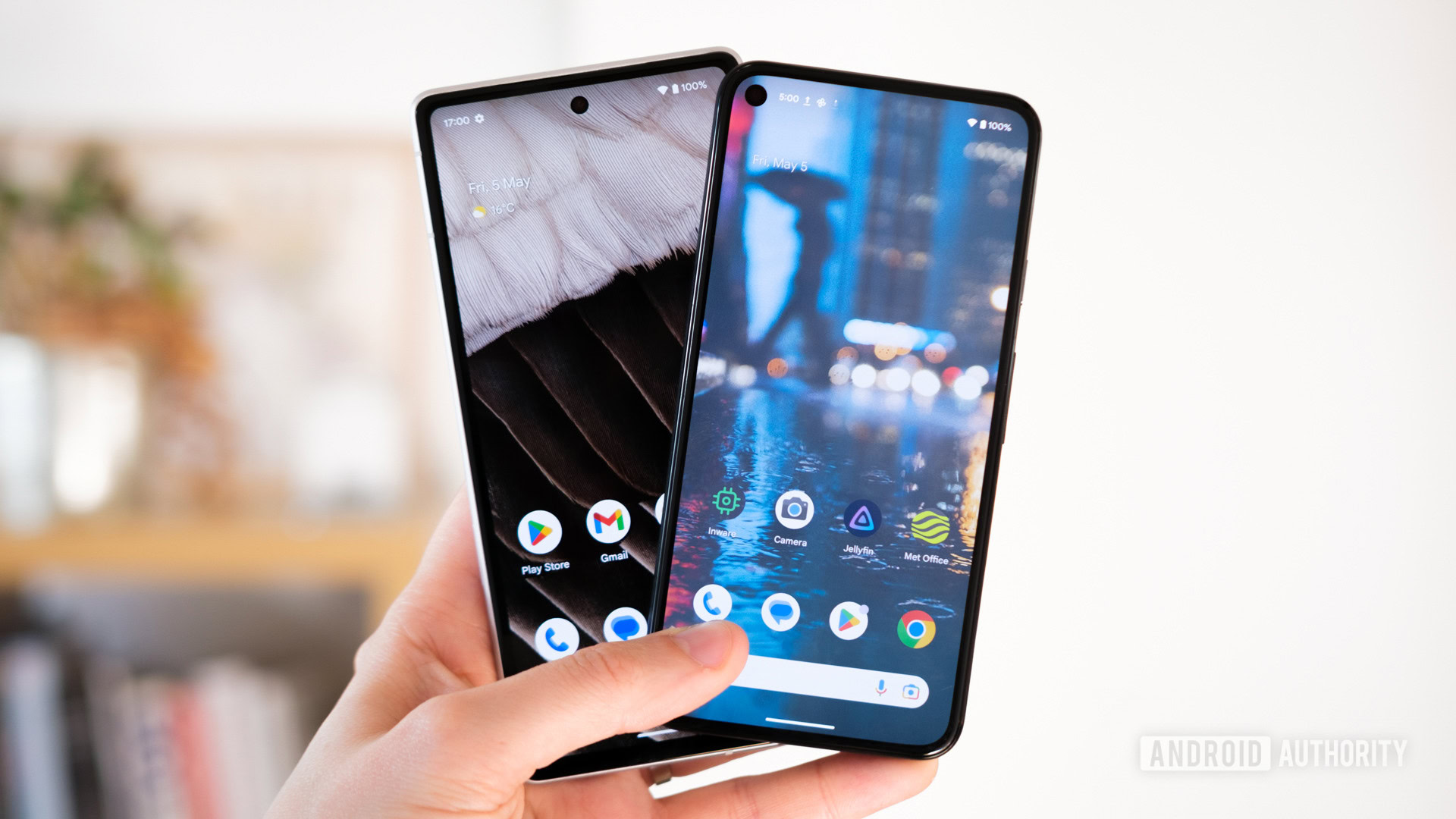 Google-Pixel-7a-vs-Pixel-5a-display-in-hand