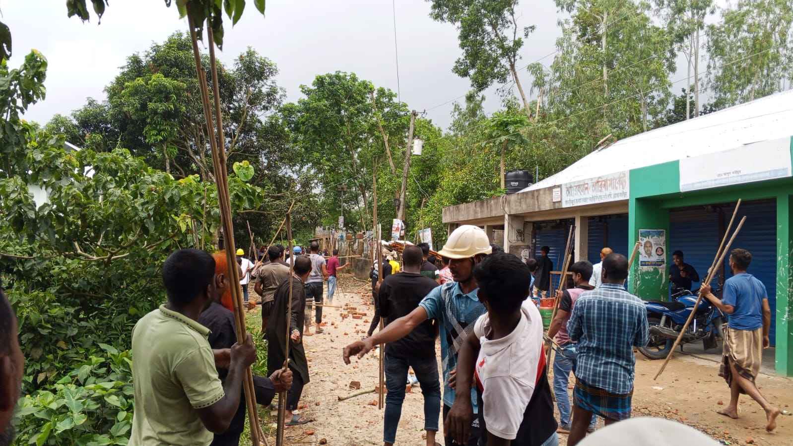 হবিগঞ্জে দুই চেয়ারম্যানের বসার দ্বন্দ্বে তুমুল সংঘর্ষ, আহত অর্ধশতাধিক