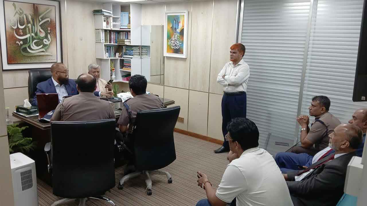 ইসলামী ব্যাংকের এমডির কক্ষে পুলিশ প্রবেশকে উত্তেজনা