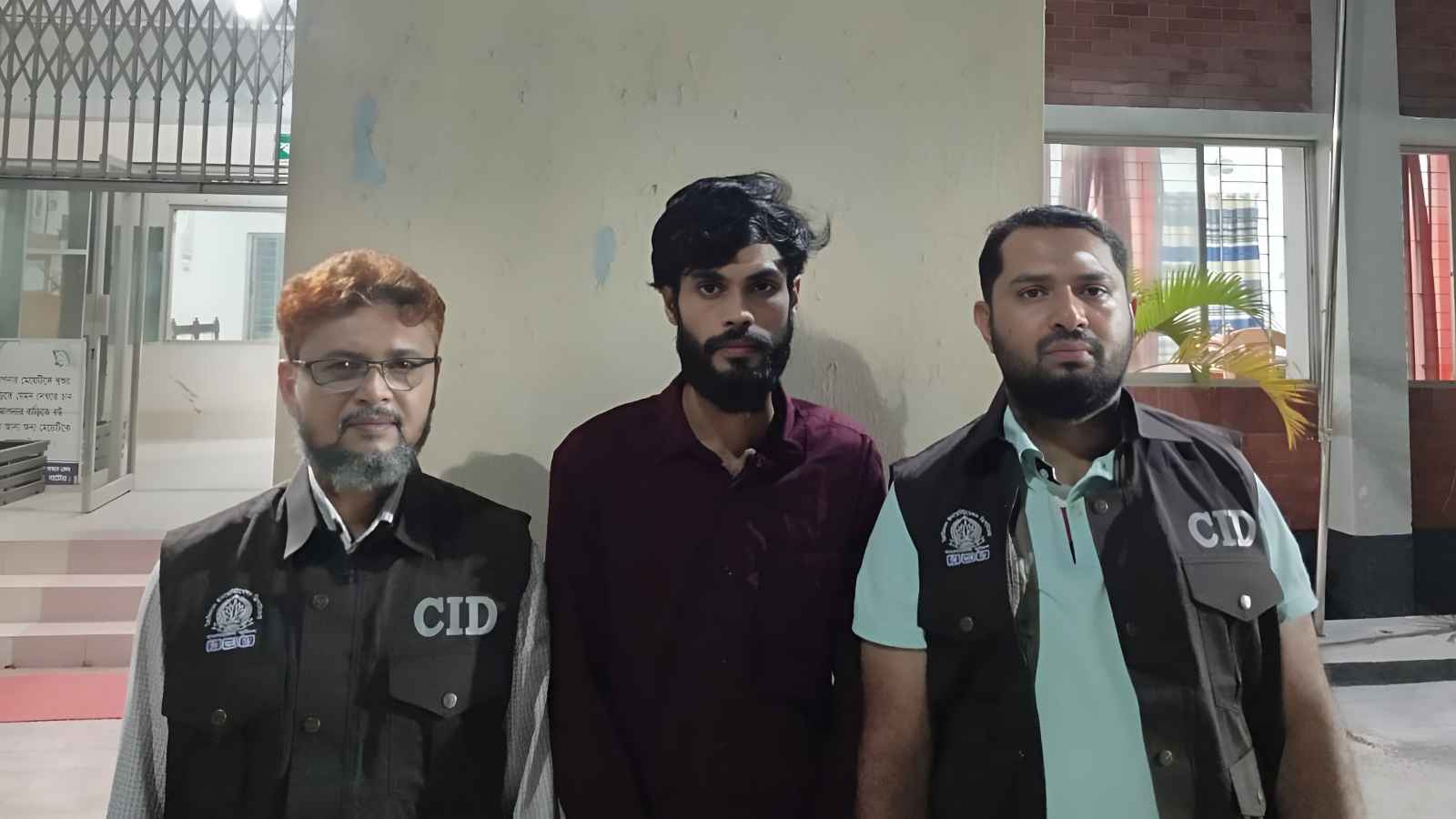 বিচারকের কণ্ঠস্বর নকল করে প্রতারণা, যুবক গ্রেফতার