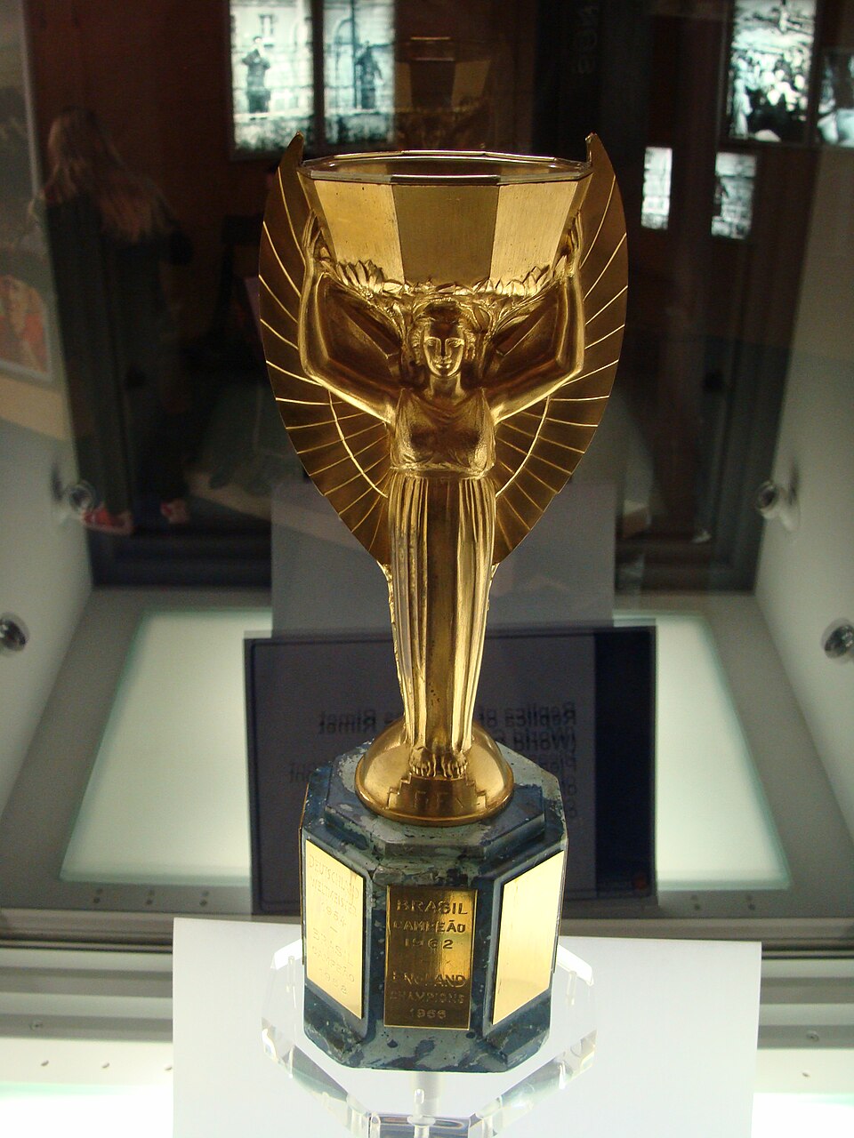 Jules_Rimet_trophy_replica