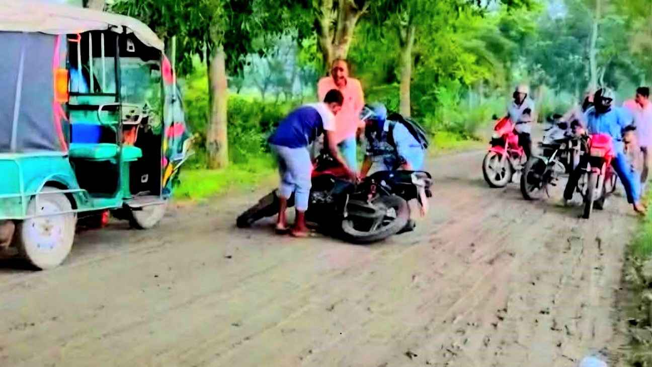 কালীগঞ্জে এক ঘণ্টায় ১৫ সড়ক দুর্ঘটনা, আহত অন্তত ৩০