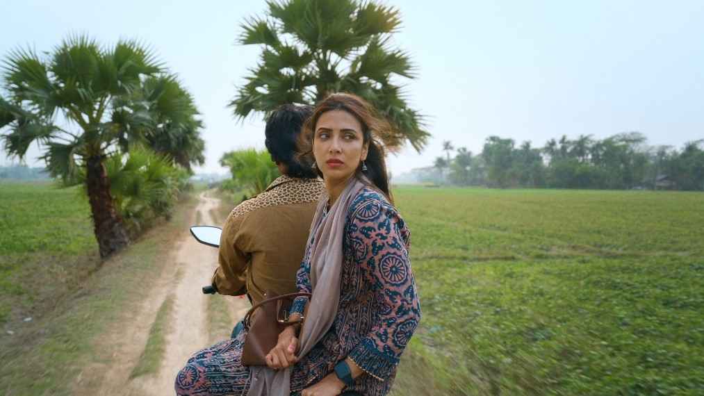 রাস্তায় রাস্তায় কাকে খুঁজছেন মিম
