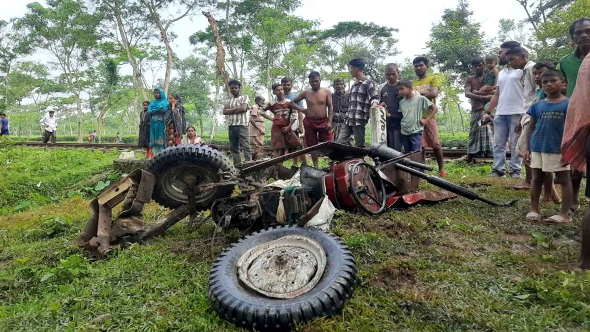 কালনী এক্সপ্রেসের ধাক্কায় দুমড়েমুচড়ে গেল ট্রাক্টর