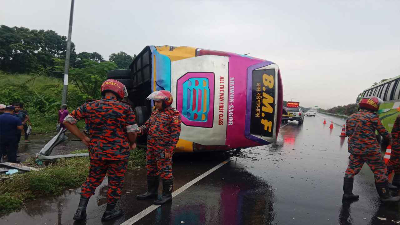ঢাকা-মাওয়া এক্সপ্রেসওয়েতে যাত্রীবাহী বাস উল্টে ২ শিশুসহ আহত ৭
