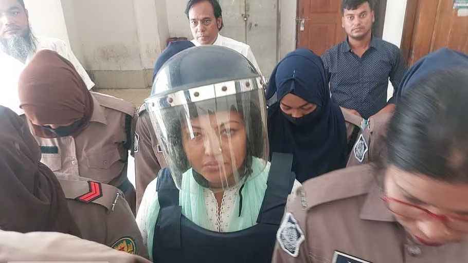নতুন মামলায় গ্রেফতার মমতাজ, আদালতে গাইলেন ‘বুকটা ফাইট্যা যায়’
