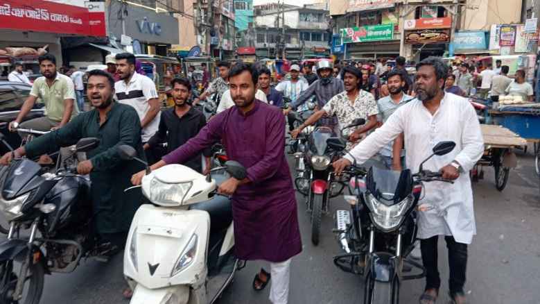 তেলের দাম বৃদ্ধির প্রতিবাদে যশোরে মোটরসাইকেল ঠেলে এনসিপির বিক্ষোভ