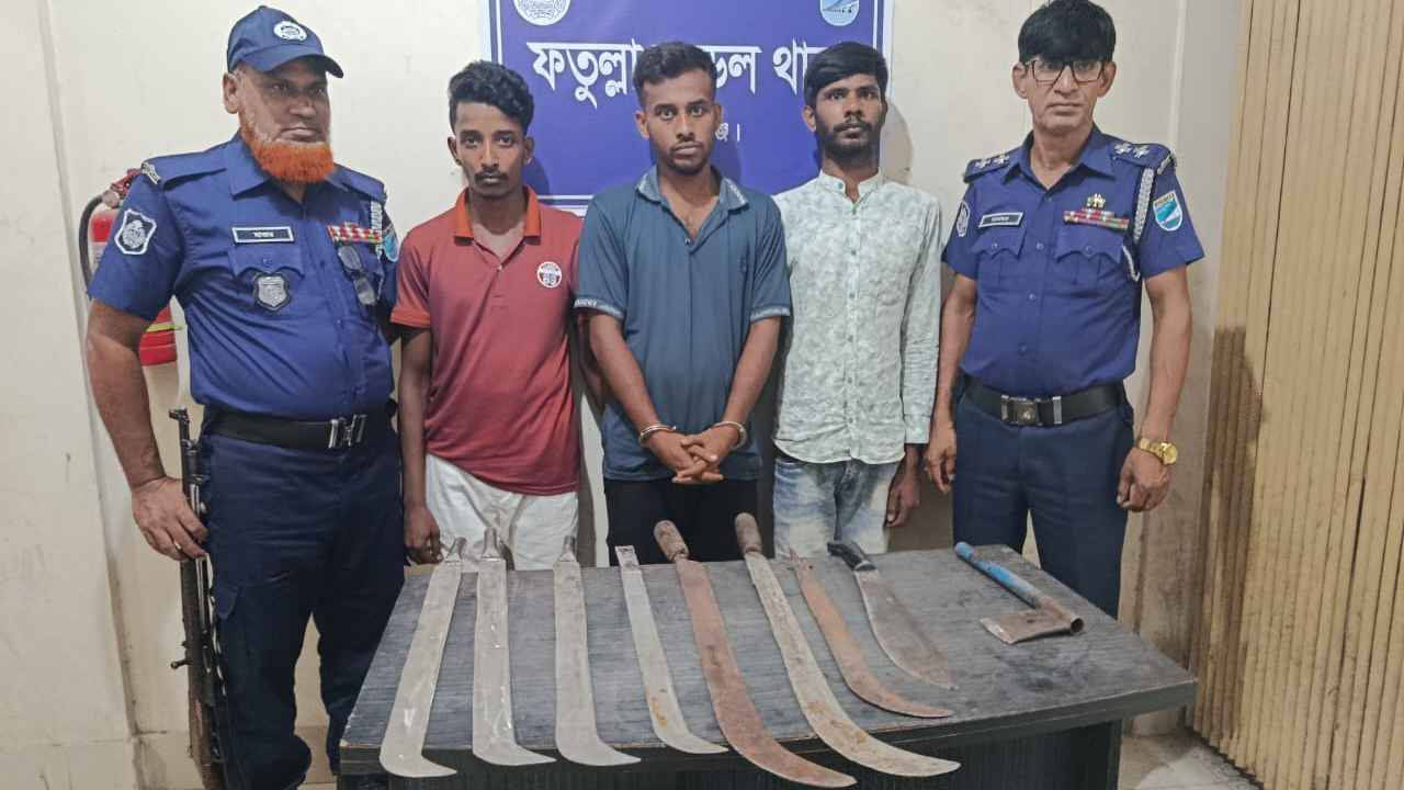 ফতুল্লায় বাড়িতে হামলা-ভাঙচুরের ঘটনায় গ্রেফতার ৪, অস্ত্র-চোরাই মাল জব্দ