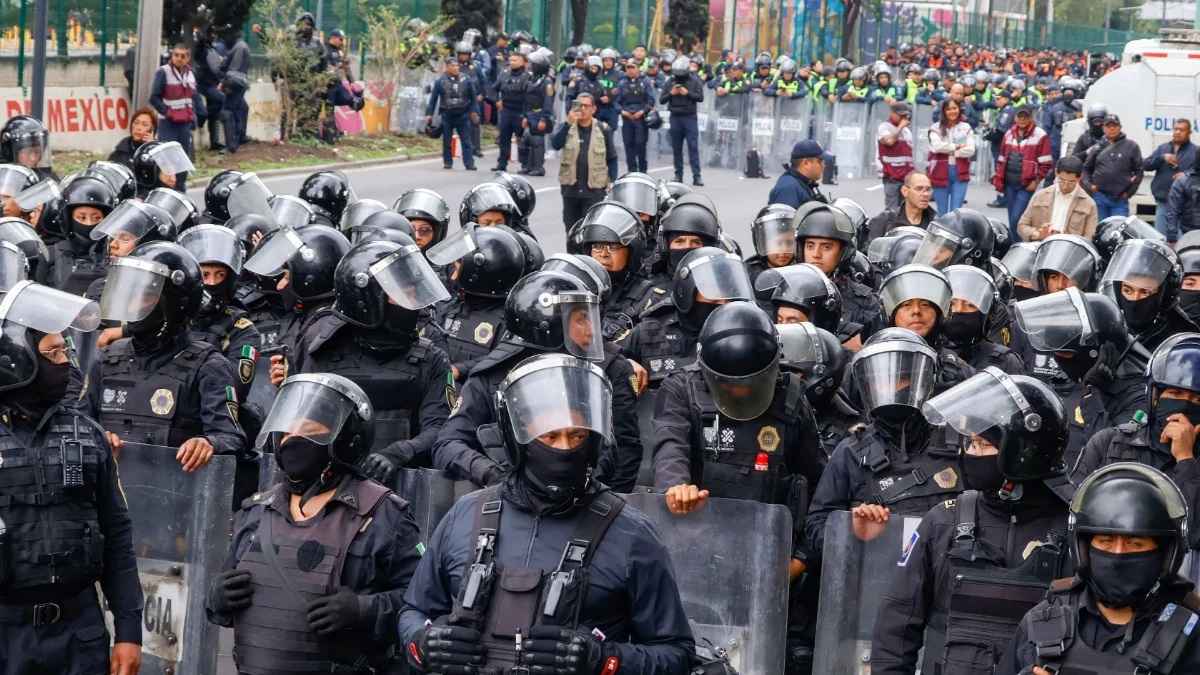 বিশ্বকাপ উদ্বোধনের আগে স্টেডিয়ামের সামনে বিক্ষোভ