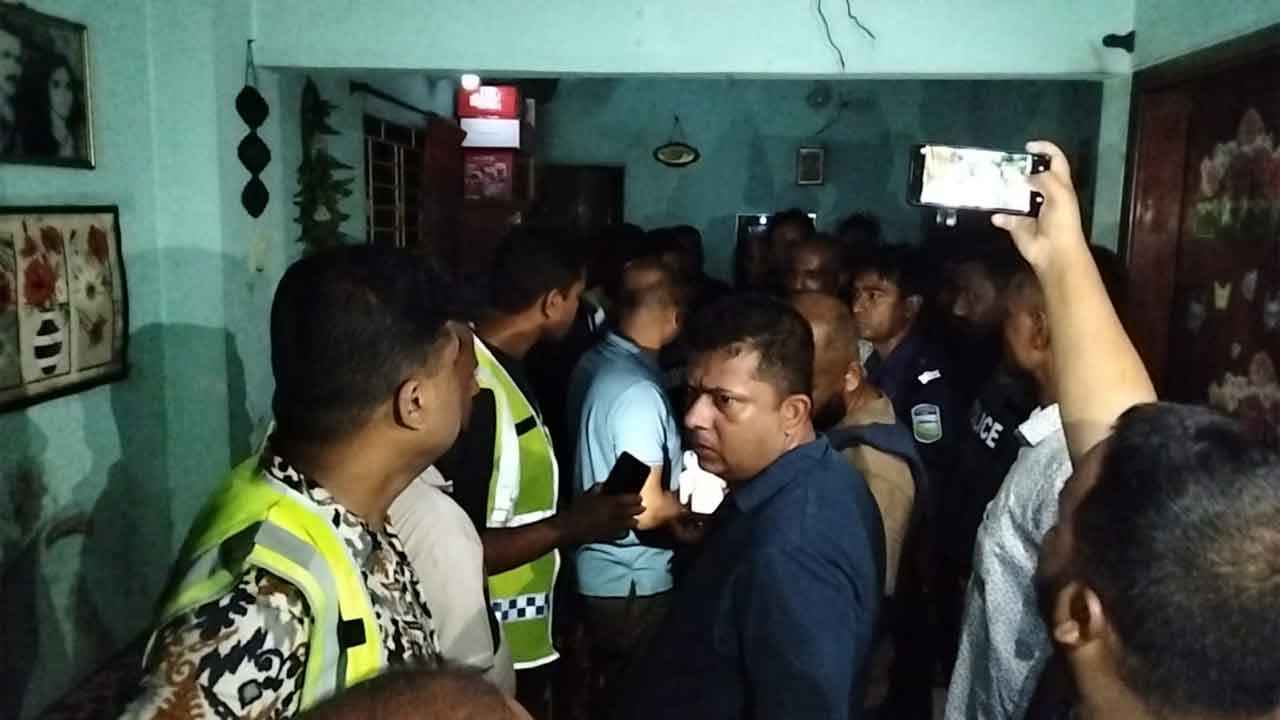 নেত্রকোনায় গৃহবধূকে কুপিয়ে হত্যা, স্বামী ও ছেলে গুরুতর জখম