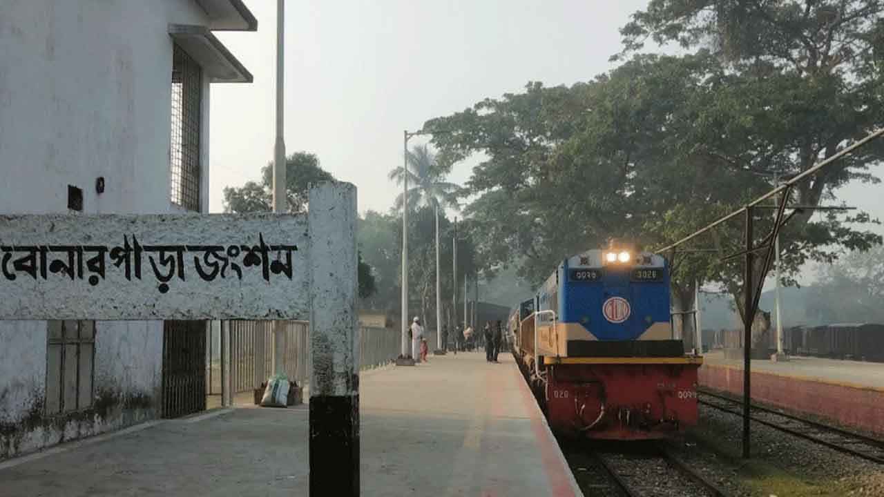 চলন্ত ট্রেন থেকে পড়ে যুবকের মৃত্যু