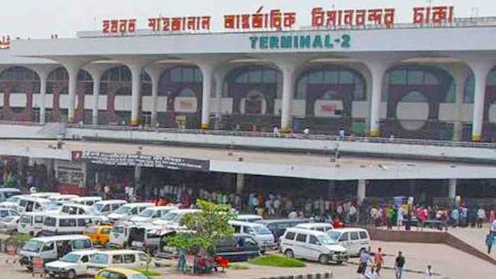 বিমানবন্দরে ১৫০ হাজির লাগেজ কাটার অভিযোগ, যা বলল বিমান