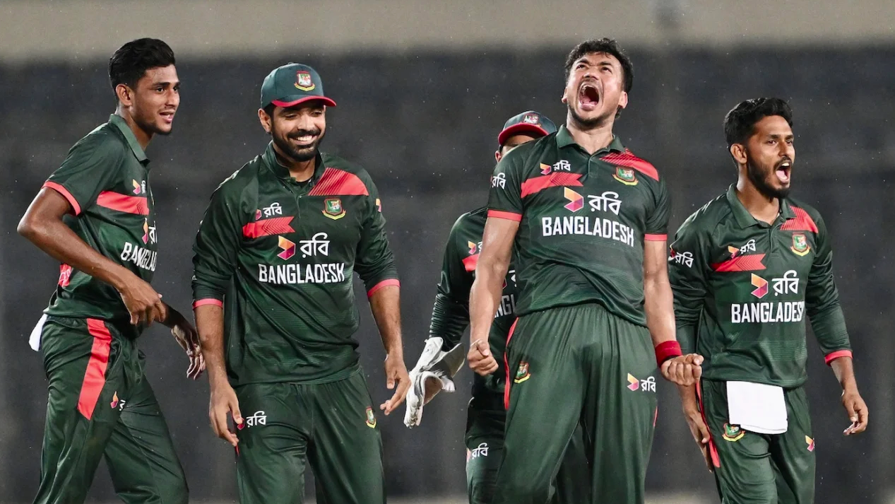 শুরুতেই দুই উইকেট হারিয়ে চাপে অজিরা