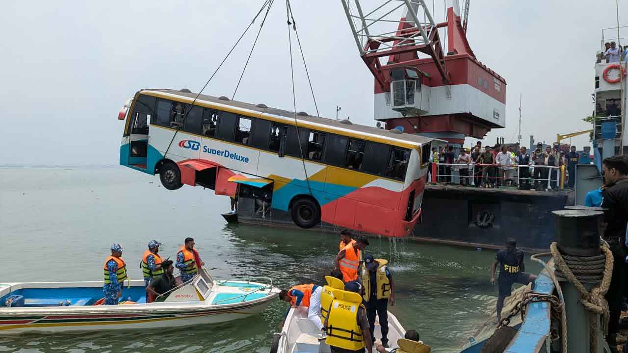 দৌলতদিয়ায় নদীতে বাস ডুবি: চালক-হেলপারসহ গ্রেফতার ৩