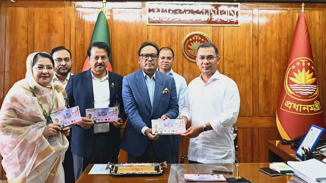 বিশ্বকাপ ফুটবল ঘিরে ১০ টাকা মূল্যমানের স্মারক ডাকটিকিট উন্মোচন