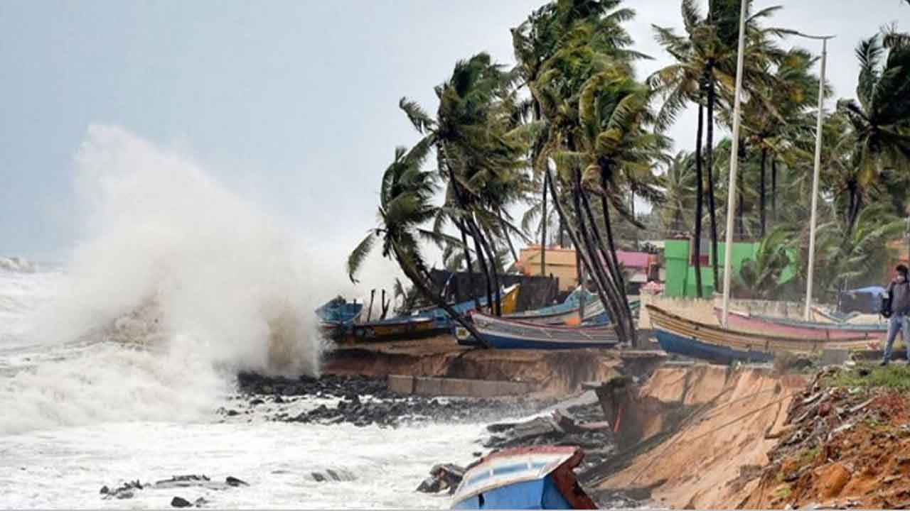 ঢাকাসহ ১৮ অঞ্চলে ঘণ্টায় ৬০ কিমি বেগে ঝড়ের আশঙ্কা