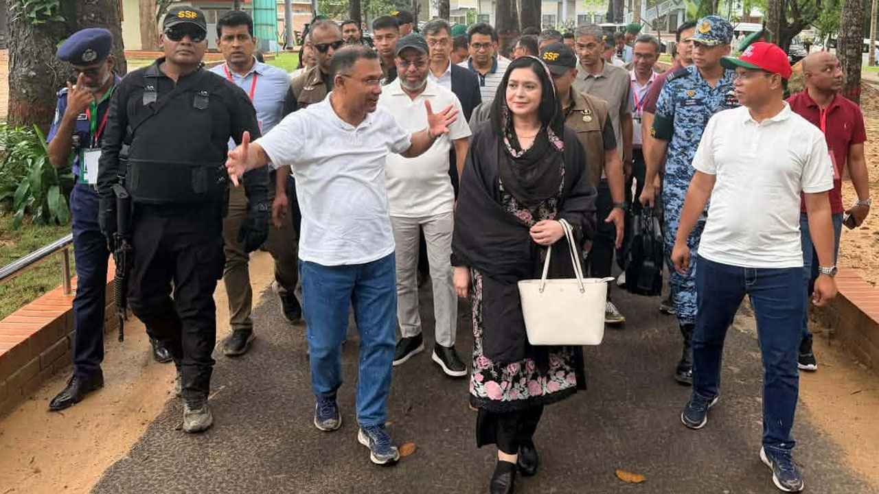স্বরাষ্ট্রমন্ত্রীকে সঙ্গে নিয়ে সাফারি পার্ক ঘুরে দেখলেন প্রধানমন্ত্রী