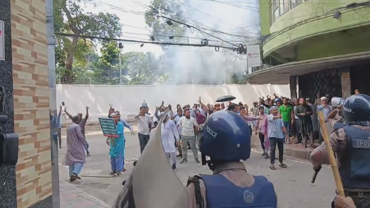 ইসলামী ব্যাংকের সামনে পুলিশের লাঠিচার্জ ও টিয়ারগ্যাস নিক্ষেপ