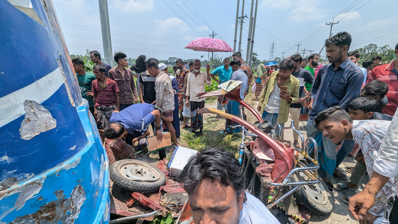 নেত্রকোনায় সড়ক দুর্ঘটনায় মা ও দুই মেয়ের পর চলে গেলেন অটোরিকশাচালক 