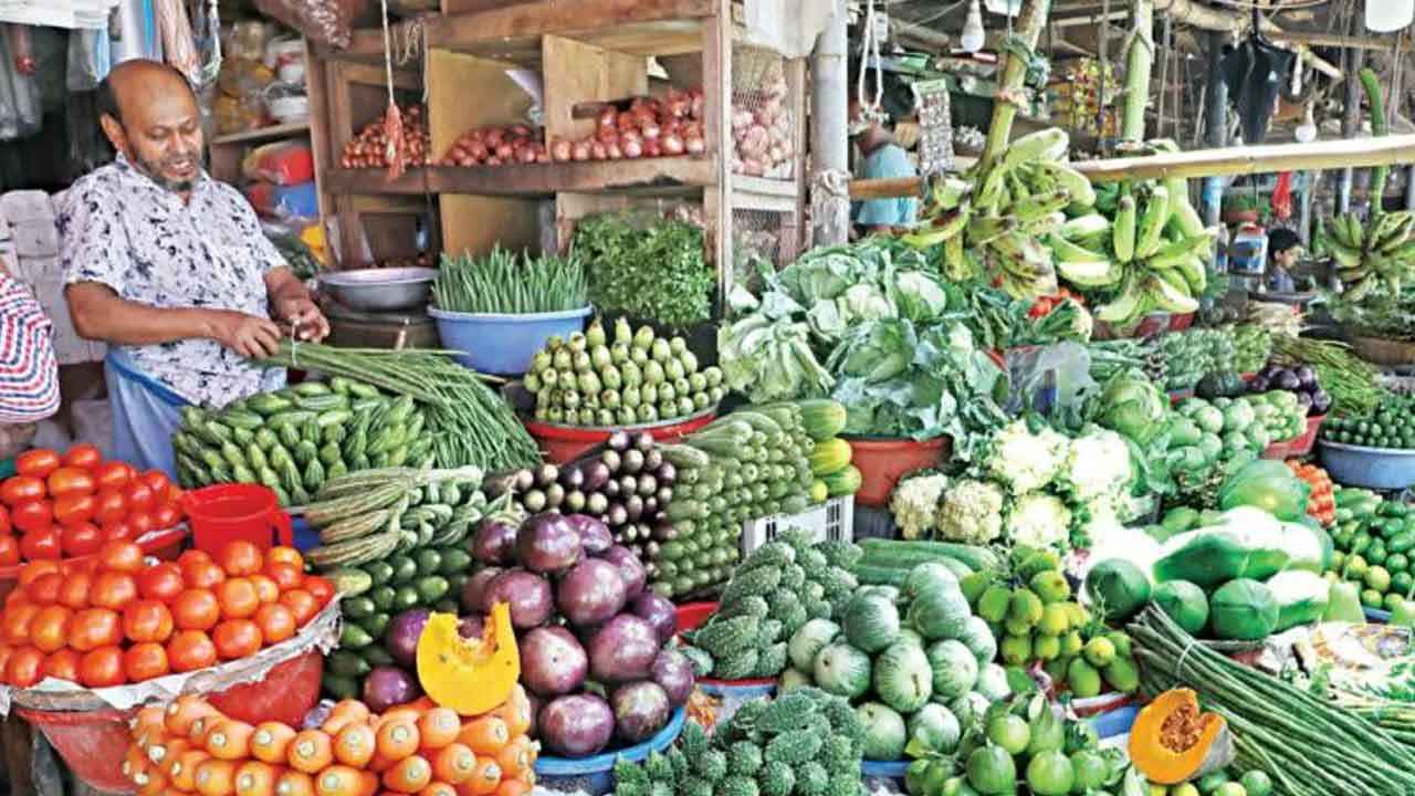 ঈদের পর স্বস্তি সবজির বাজারে, মাছ-মাংসের দামে নেই পরিবর্তন