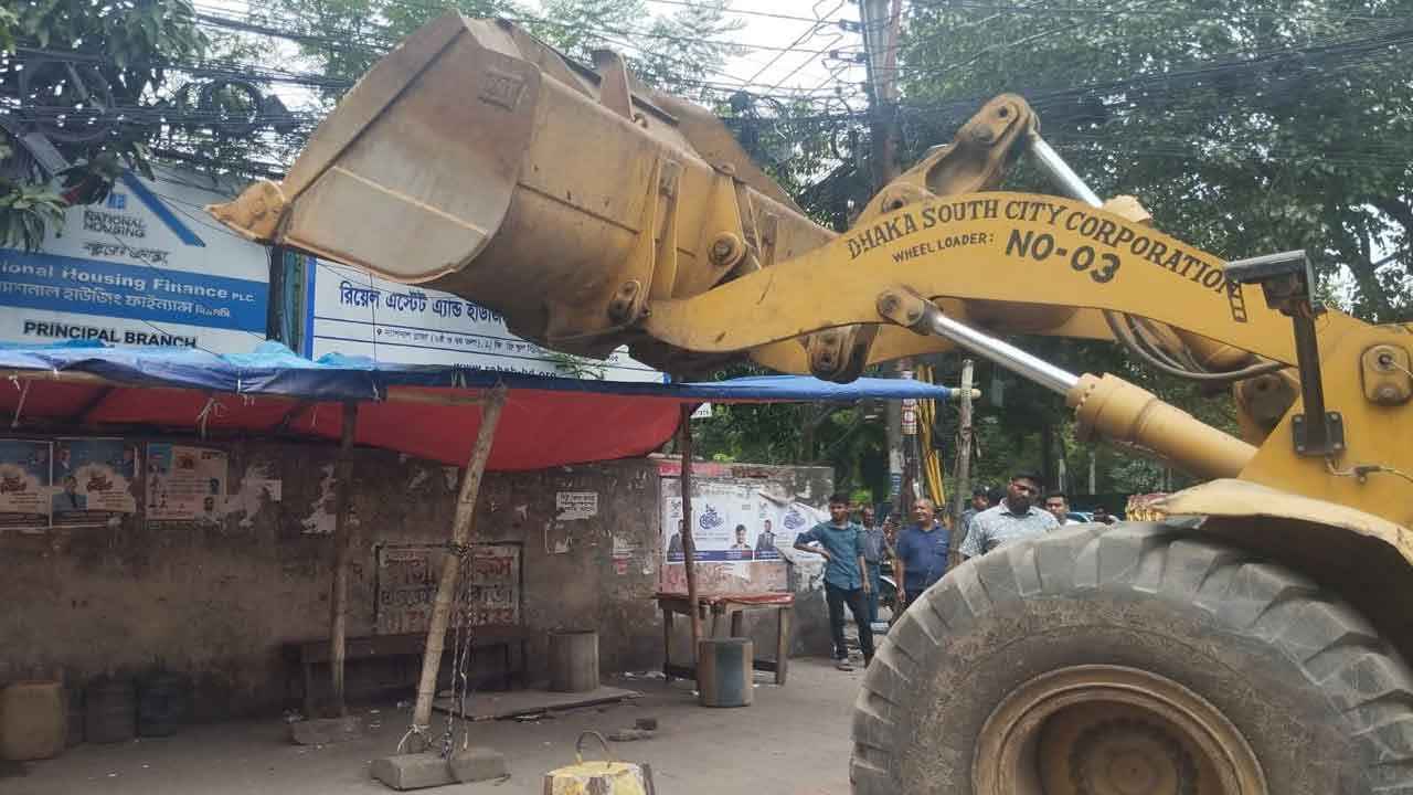 পান্থকুঞ্জে অবৈধ স্থাপনা অপসারণে ডিএসসিসির অভিযান