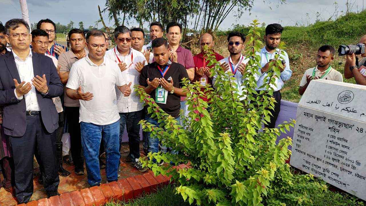 শহীদ ওয়াসিমের কবর জিয়ারত করলেন প্রধানমন্ত্রী, পরিবারকে আর্থিক সহায়তা