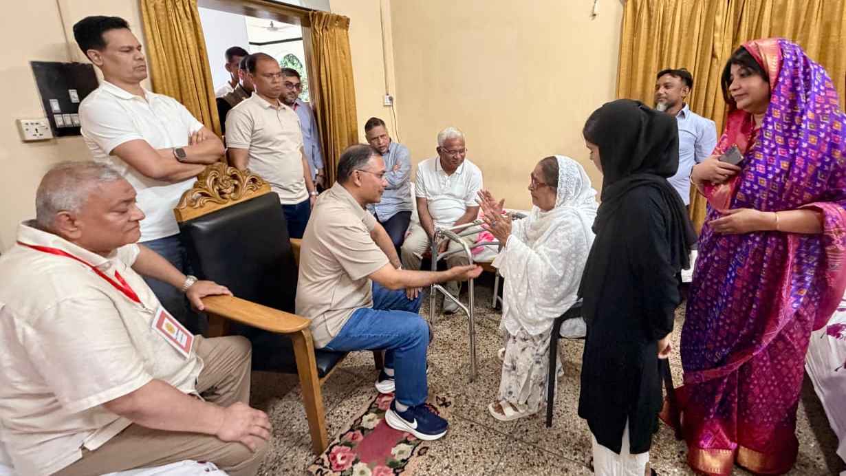প্রধানমন্ত্রীর মাথায় প্রবীণ নেত্রীর আশীর্বাদের হাত
