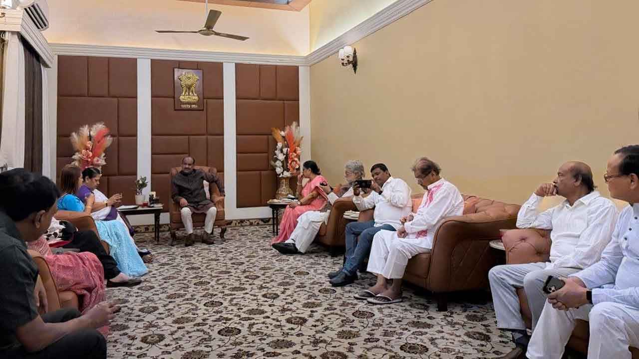 তৃণমূল ছেড়ে ‘অস্তিত্বহীন’ দলে বিদ্রোহী এমপিরা!