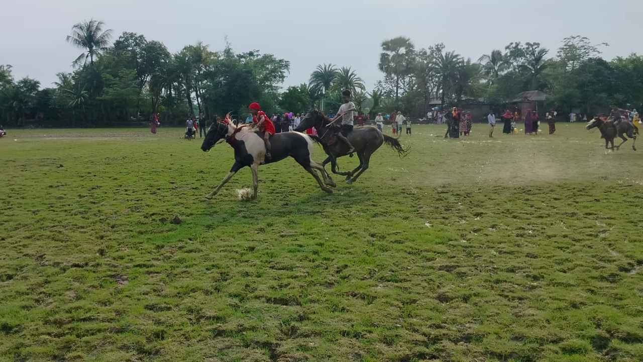 শ্যামনগরে ঘোড়া দৌড় প্রতিযোগিতা